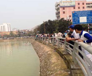 Nhiều người ngụp lặn cứu bé trai đuối nước dưới hồ