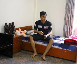 Thủ môn Olympic VN phải nhận đồ ăn ở cửa phòng khách sạn