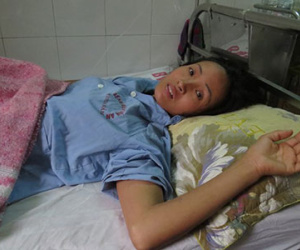 Bệnh nhân được mổ tại giường, thoát chết trong gang tấc