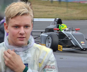 Con trai Michael Schumacher đụng xe trên đường đua thử F4