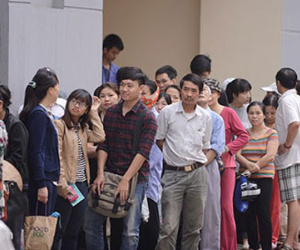 Xếp hàng dài từ 4h sáng chờ mua thuốc chữa bệnh