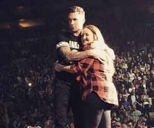 Adam Levine tức giận, quăng mic trúng đầu fan