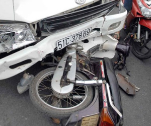 Bị xe tải tông, một phụ nữ bất tỉnh trên quốc lộ