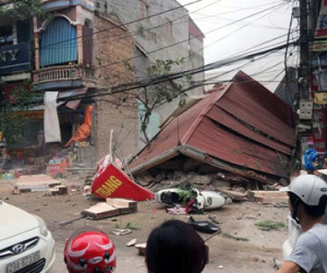 Cửa hàng giày dép 3 tầng đổ sập