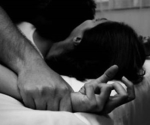 Cửa khép hờ, cô gái trẻ đang ngủ bị xâm hại