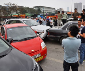 Hà Nội: Xe Santafe gây tai nạn liên hoàn