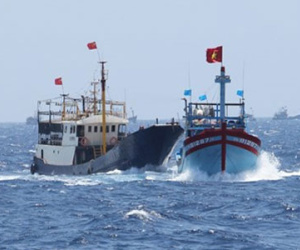Mắc cạn ở Hoàng Sa, tàu Việt Nam bị tàu Trung quốc đập phá