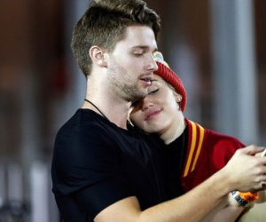 Miley Cyrus bỏ bạn trai vì tính lăng nhăng