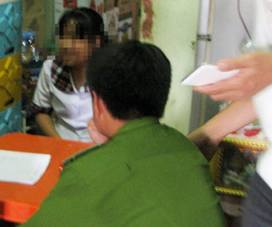 Nữ sinh "mất tích" hoang báo bị người lạ lột lấy vàng