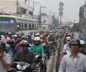 Quốc lộ 1 kẹt cứng 5km, hàng ngàn người trễ giờ