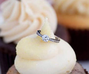 Suýt chết ngạt vì nuốt nhẫn đính hôn trong bánh ngọt