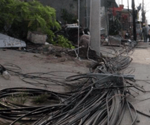 Cột điện cháy, đổ ra đường, dân tháo chạy trong đêm
