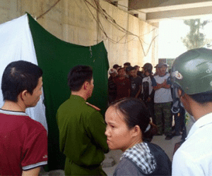 Hàng trăm người xem vớt xác thanh niên nghi bị sát hại