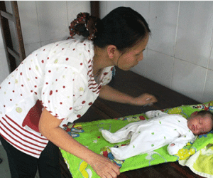 Người thân bỏ trẻ sơ sinh dưới gốc cây bồ đề