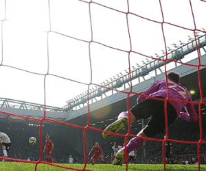 Kỷ niệm trận thứ 400 tại Premier League, Wayne Rooney... đá hỏng penalty