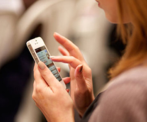 Bé gái 12 tuổi đầu độc mẹ hai lần vì bị thu iPhone