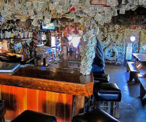 Hoa mắt vì quán bar được trang trí toàn bằng đô la