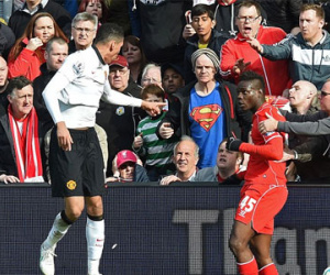 Nóng mắt, Balotelli suýt tẩn cầu thủ M.U