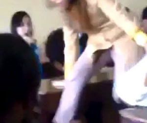 Clip cô giáo rượt đánh và dọa chém nữ sinh trong lớp