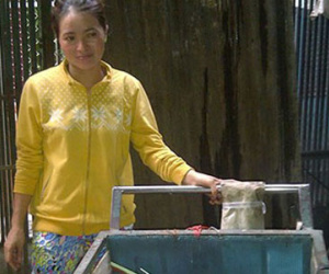 Công an hướng dẫn chị ve chai làm thủ tục nhận 5 triệu Yên