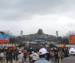 Hàng ngàn người đổ về tượng đài Mẹ Việt Nam Anh hùng trước giờ khánh thành