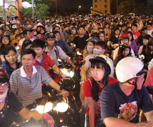 Hàng nghìn người xếp hàng chờ nhận đồ ăn miễn phí ở Sài Gòn