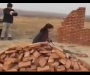 Ngạc nhiên với clip cô gái "xây nhà như... thánh"