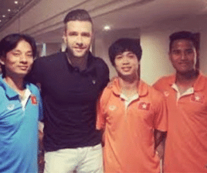 "Người Hà Lan bay" bất ngờ ghé thăm, động viên U23 Việt Nam