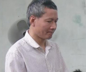Hiếp dâm bé gái bán ốc ngay sau lưng vợ