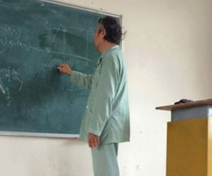 SV Bách khoa xúc động với thầy giáo mặc áo bệnh nhân đứng lớp