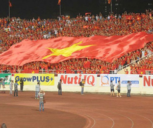 CĐV Việt Nam mang đại kỳ sang cổ vũ đội nhà