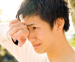 Chàng trai nghèo khóc nức nở khi níu kéo tình yêu