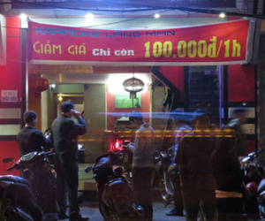 Đôi bạn chém nhau trước cửa quán karaoke