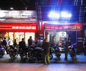 Hải Phòng: Bạn nhậu "huyết chiến" trước quán karaoke