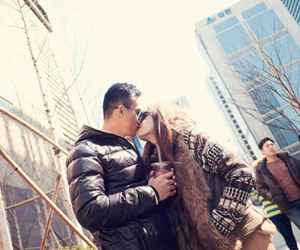 Hương Giang Idol và bạn trai khóa môi trên đường phố