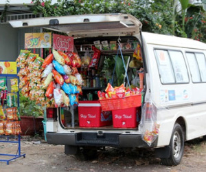 Tiệm tạp hóa trên ôtô ở "phố nhà giàu" Sài Gòn