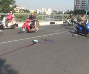 Xế "điên" tông một phụ nữ văng xa 5 mét