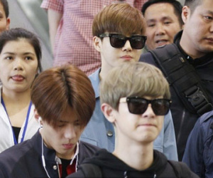 Cận cảnh vẻ điển trai của các thành viên EXO tại sân bay Nội Bài