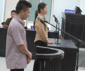 Chở con của bạn đi chơi rồi hiếp dâm cả hai cháu bé