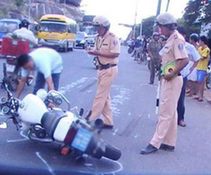 Cô gái nhảy vào cào cấu CSGT để "giải cứu" bạn trai