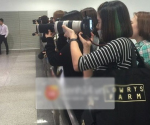 Fan nước ngoài dùng máy ảnh trăm triệu để săn ảnh EXO tại Hà Nội