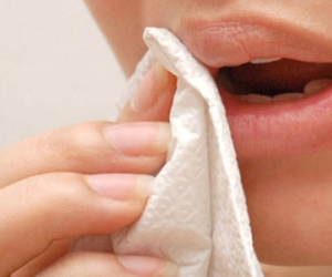 Hiểm họa khi dùng giấy vệ sinh lau miệng