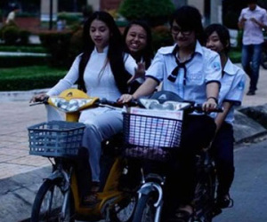 Học sinh bắt buộc đội mũ bảo hiểm khi đi xe đạp điện