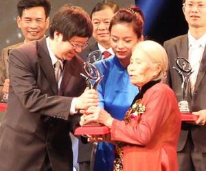 Phong Tê Thấp bà Giằng nhận Giải thưởng chất lượng Quốc gia 2014