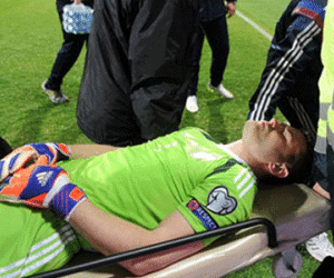 Akinfeev ngất lịm vì pháo sáng, trận Montenegro - Nga bị hoãn