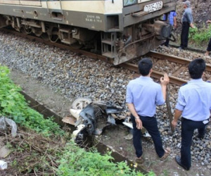 Băng qua đường ngang, 2 chị em bị tàu hỏa tông tử vong
