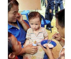 Bé 2 tuổi sống sót trong đồn điền đầy rắn