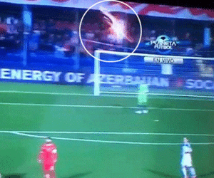 Clip: Thủ môn Akinfeev đi viện vì bị CĐV tấn công bằng pháo sáng