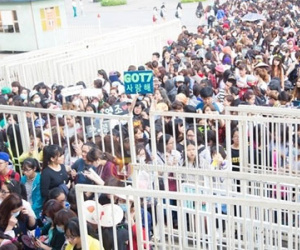 Fan đội nắng xếp hàng dài ở trước giờ "Music Bank" diễn cả mấy giờ đồng hồ
