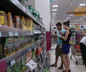 Hàng ngoại tràn ngập thị trường: Mừng hay lo?